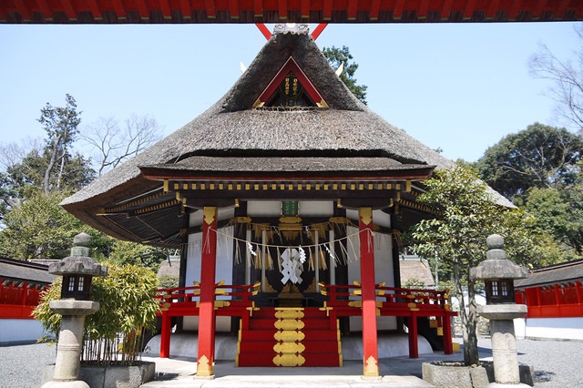 Japan; Kyoto; Yasaka Shrine, Setsubun Festival, bean throwing